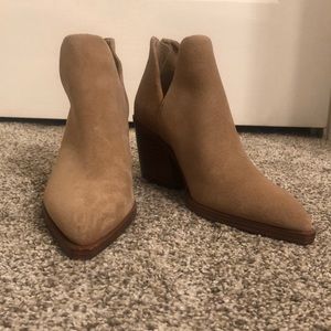 NWOT Vince Camuto Western Bibestie Chelsea Boots